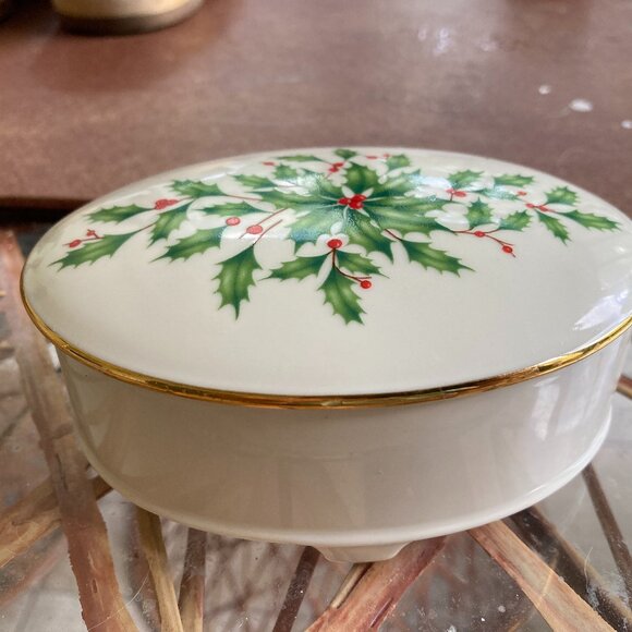 LENOX Holiday Box with Lid Oval Trinkets, Candy, Nuts 4.75"LX3"WX1.5"D VINTAGE - Picture 1 of 4